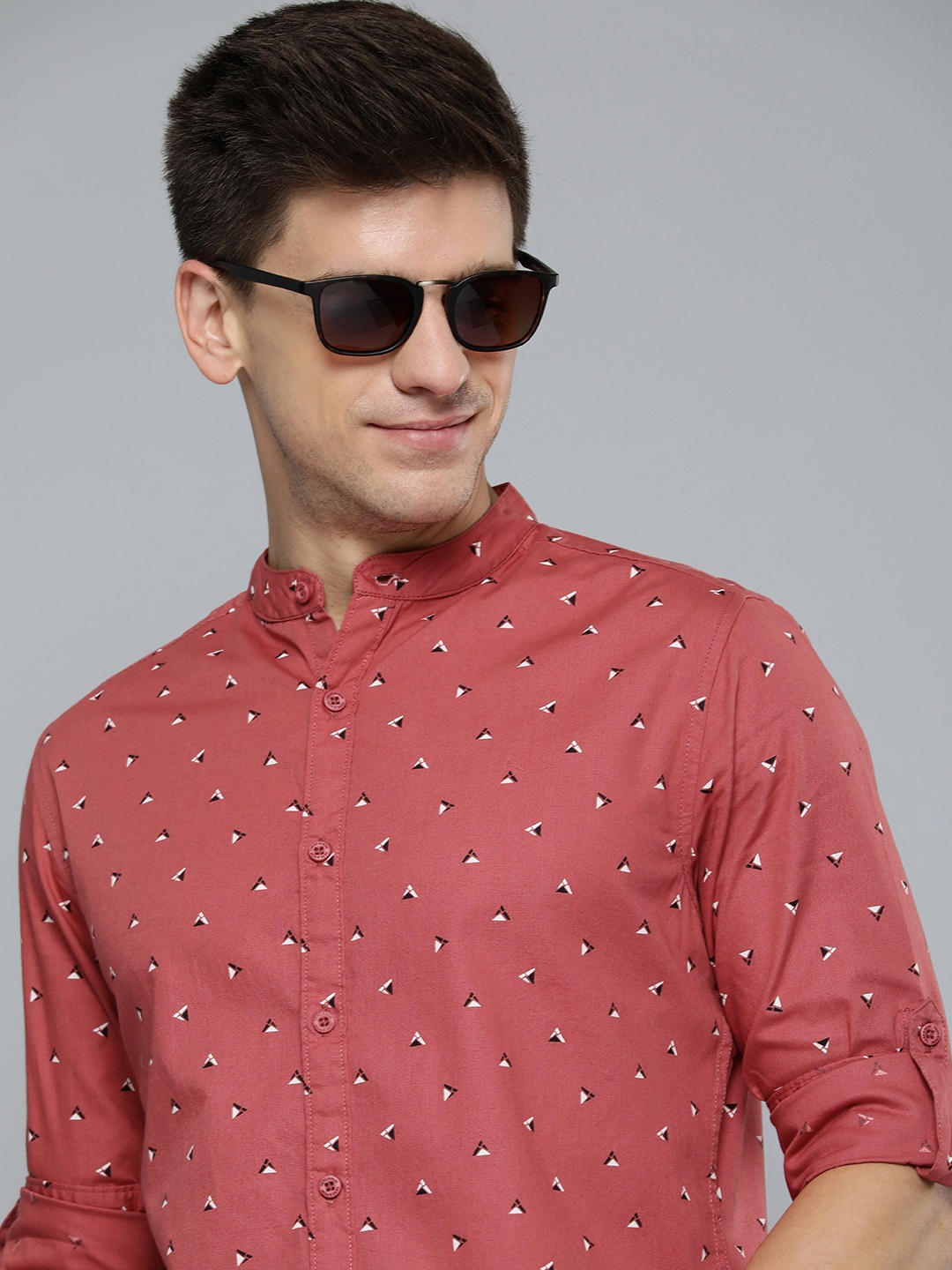 

HERE&NOW Men Coral Red Slim Fit Geometric Printed Pure Cotton Casual Shirt