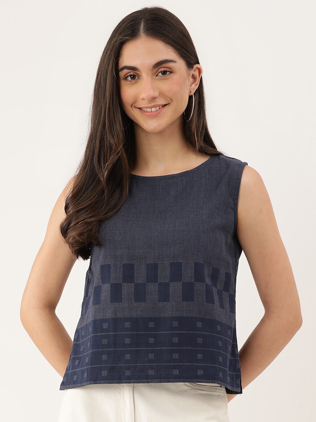 

Lokatita Women Grey & Navy Blue Geometric Crop Top