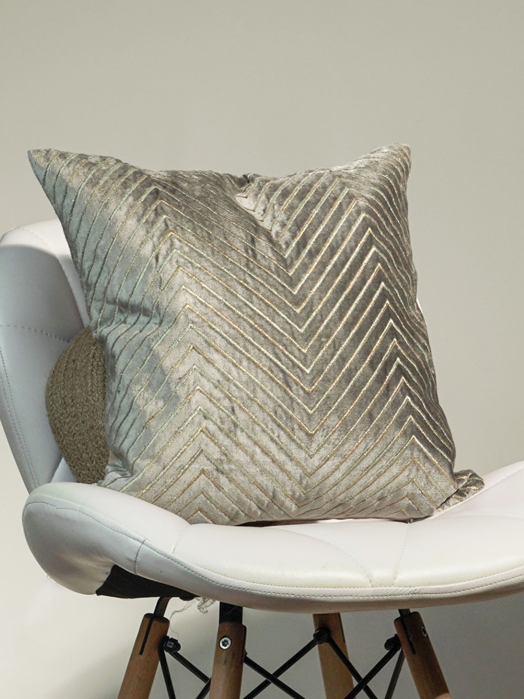 

haus & kinder Grey & Cream-Coloured zari chevron Geometric Square Cushion Cover