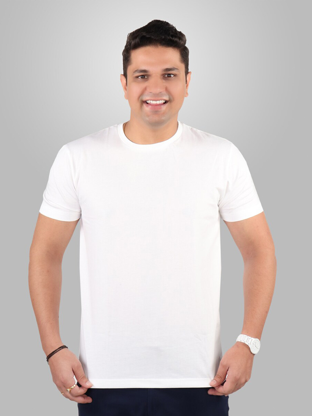 

The Label Bar Men White Solid Cotton T-shirt
