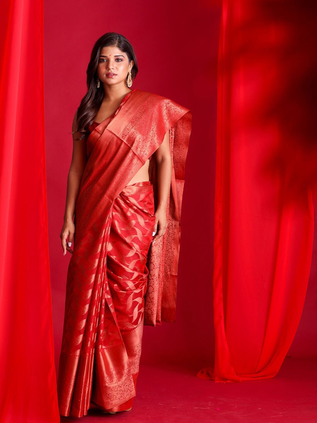 

BEATITUDE Red & Gold-Toned Ethnic Motifs Zari Organza Banarasi Saree