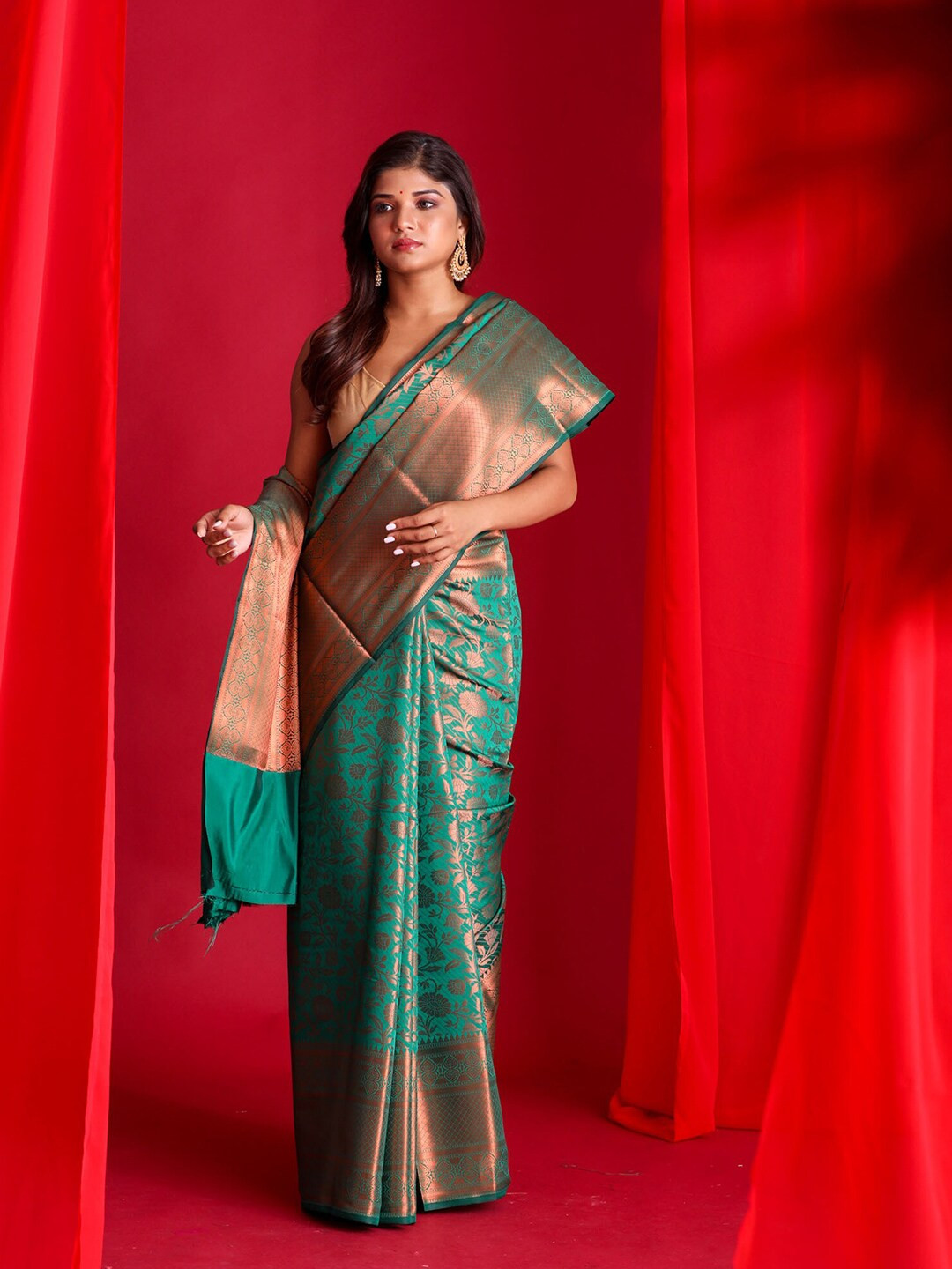 

BEATITUDE Green & Gold-Toned Floral Zari Silk Blend Banarasi Saree