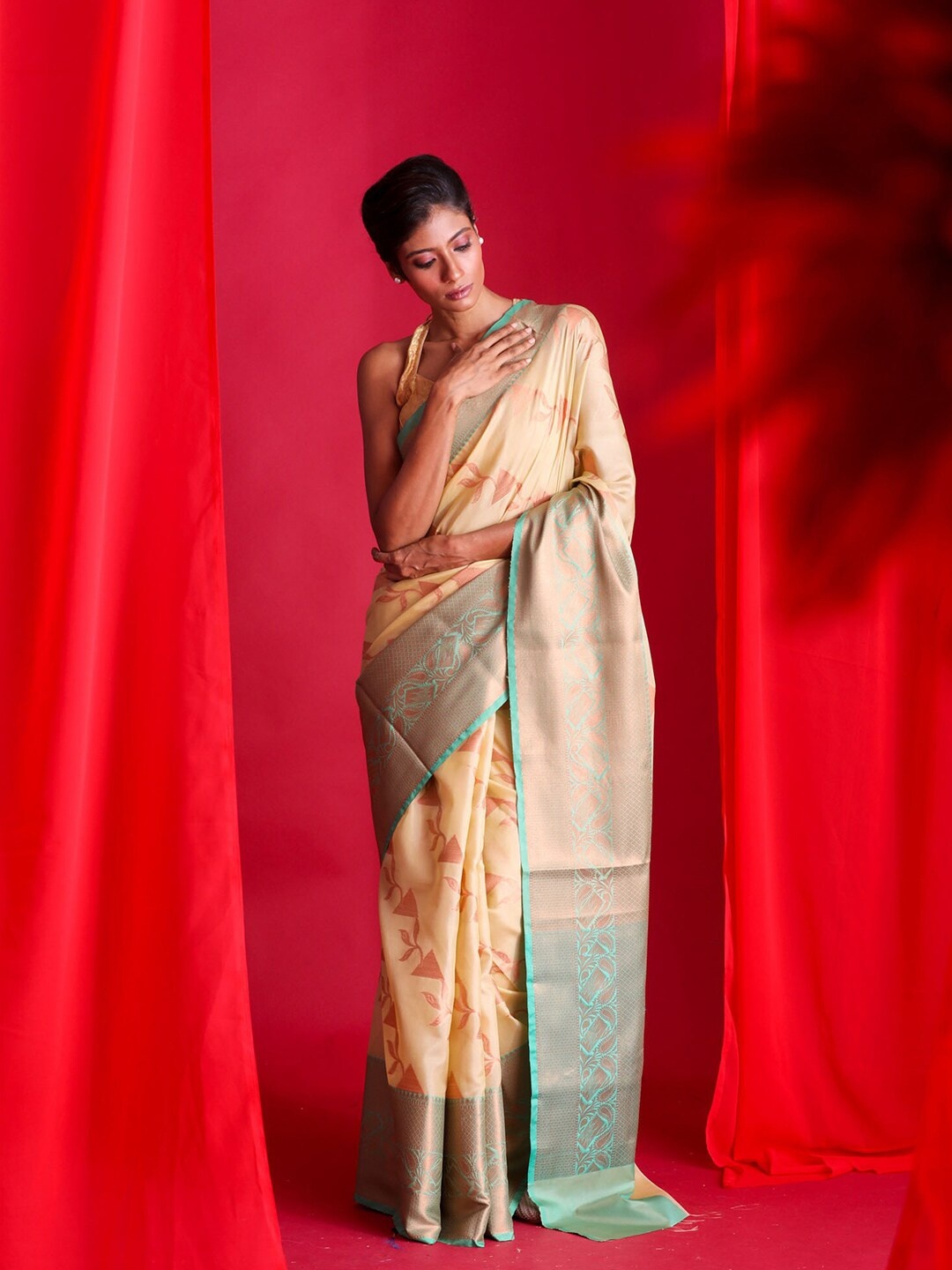 

BEATITUDE Cream-Coloured & Gold-Toned Zari Silk Cotton Banarasi Saree