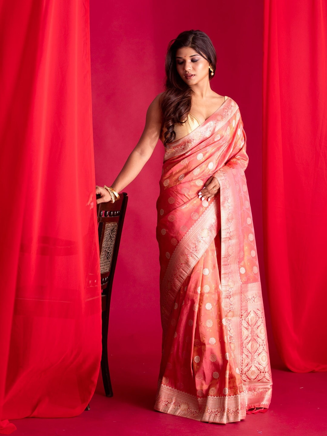 

BEATITUDE Pink & Gold-Toned Woven Design Zari Banarasi Saree