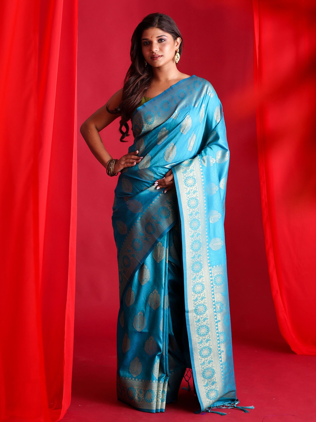 

BEATITUDE Blue & Golden Woven Design Zari Silk Blend Banarasi Saree