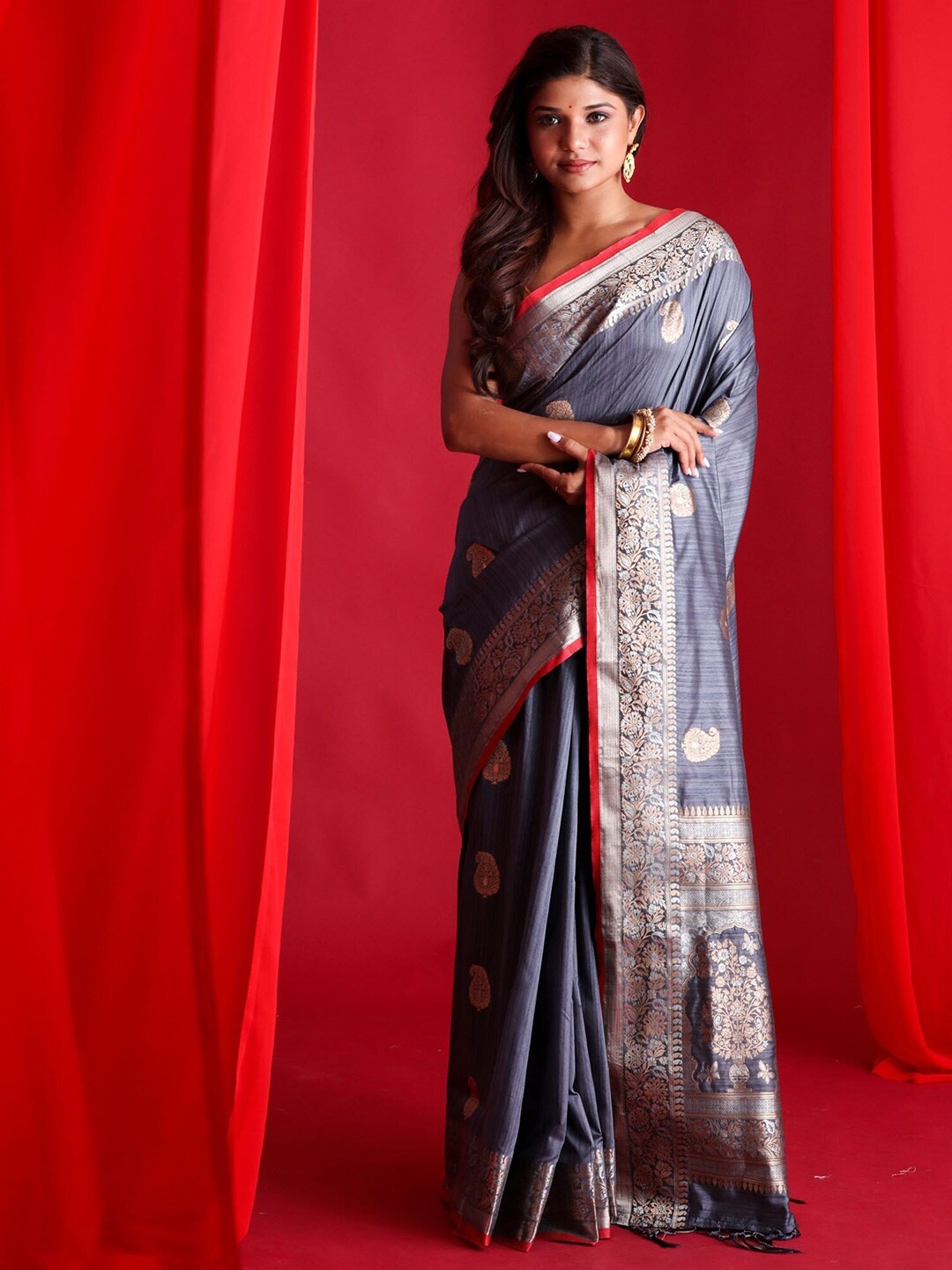 

BEATITUDE Grey & Red Paisley Zari Silk Blend Banarasi Saree