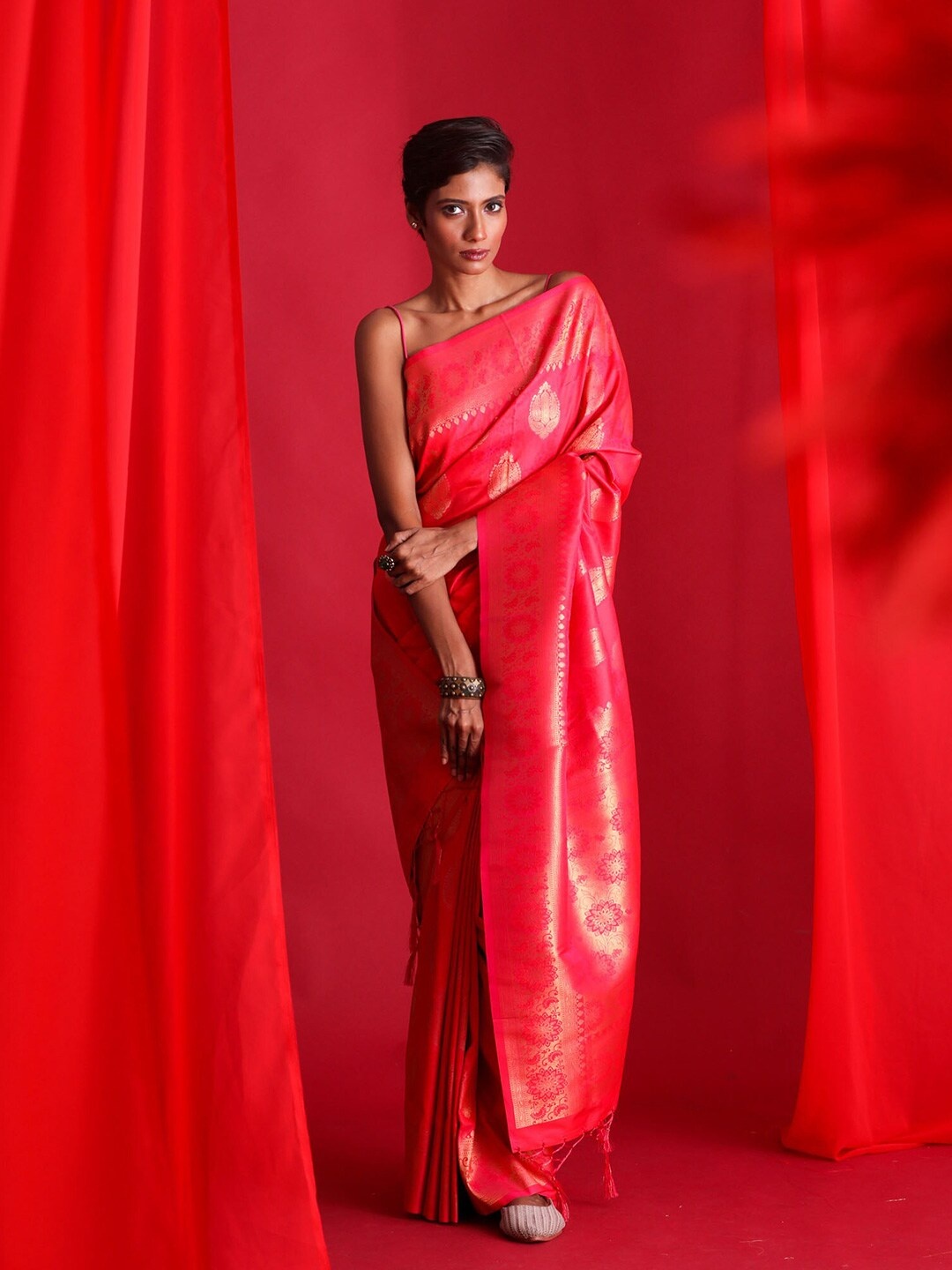 

BEATITUDE Pink & Gold-Toned Woven Design Zari Silk Blend Banarasi Saree