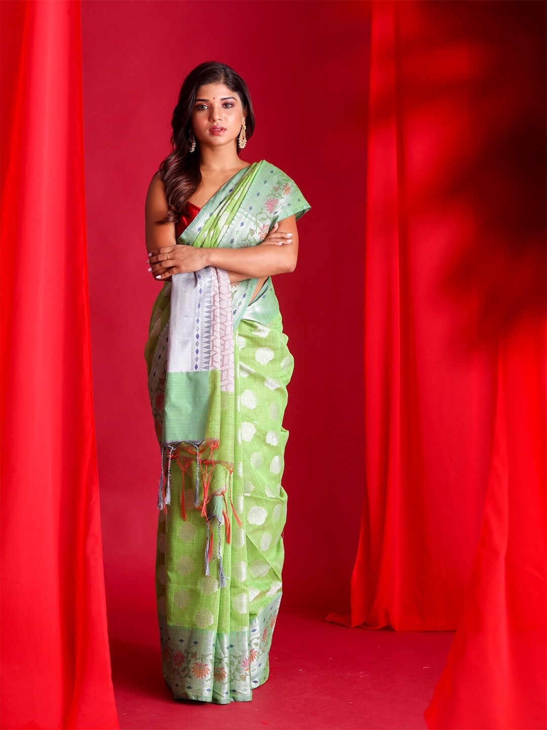 

BEATITUDE Green & Silver-Toned Woven Design Zari Banarasi Saree