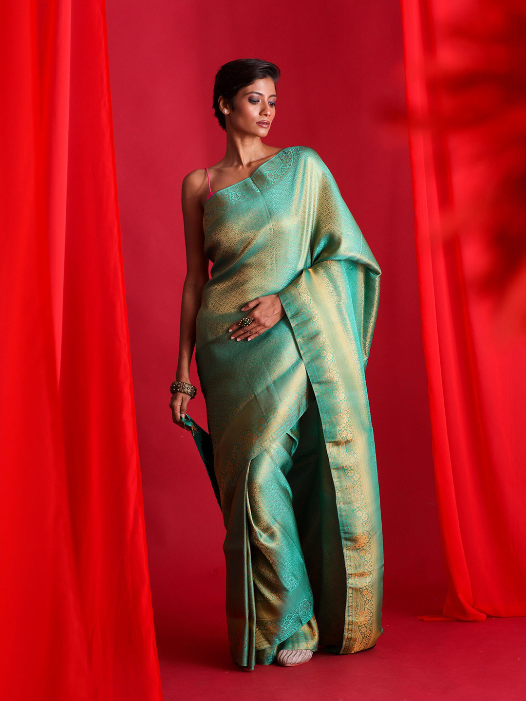 

BEATITUDE Green & Gold-Toned Floral Zari Silk Blend Banarasi Saree
