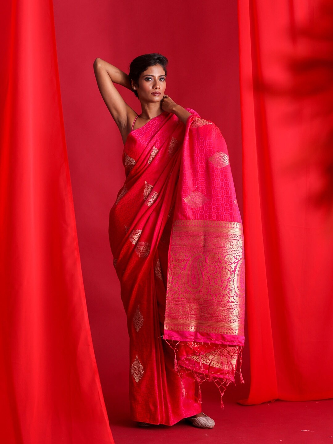 

BEATITUDE Pink & Silver-Toned Ethnic Motifs Zari Silk Blend Banarasi Saree
