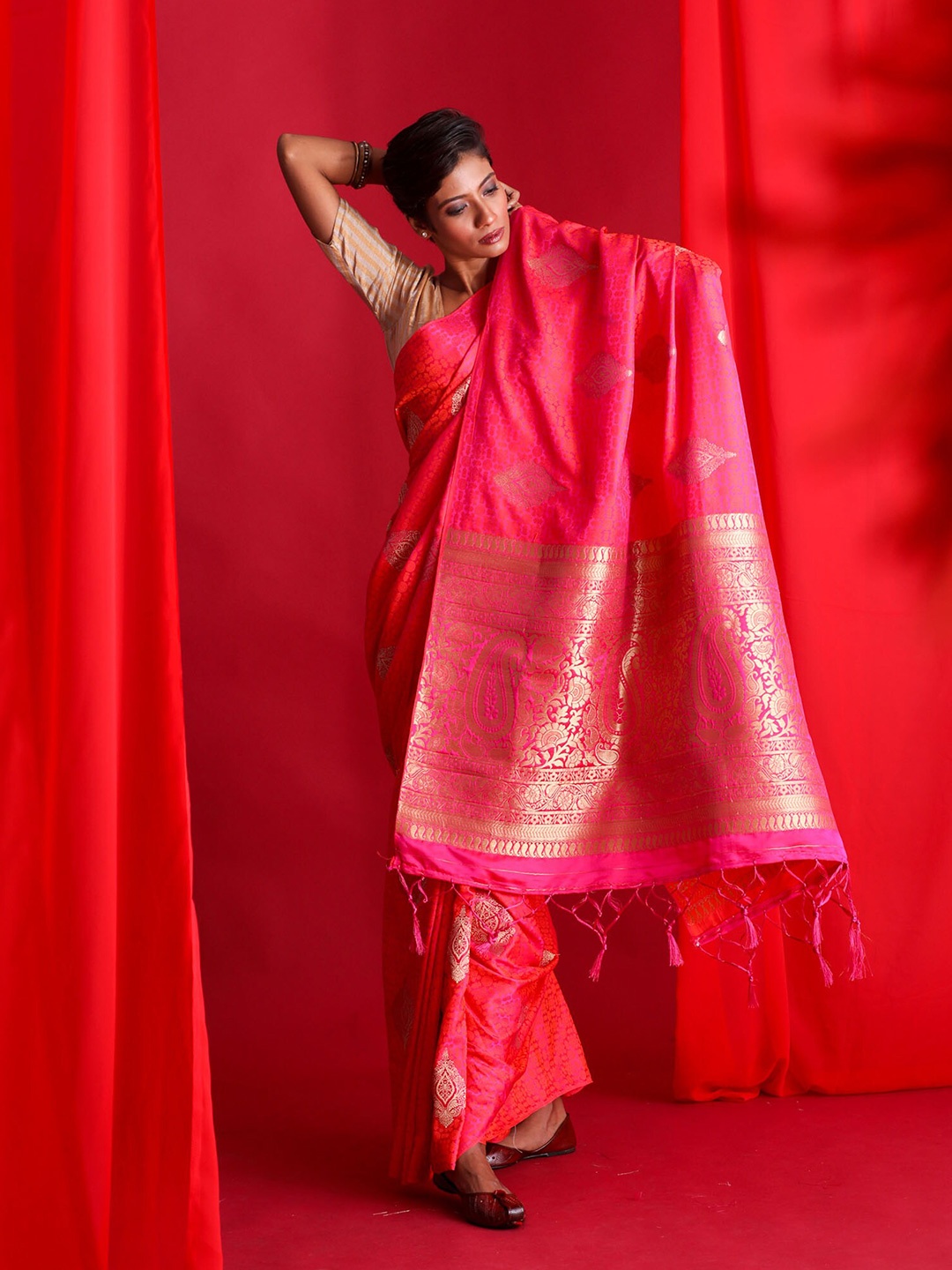

BEATITUDE Pink & Gold-Toned Woven Design Zari Silk Blend Banarasi Saree