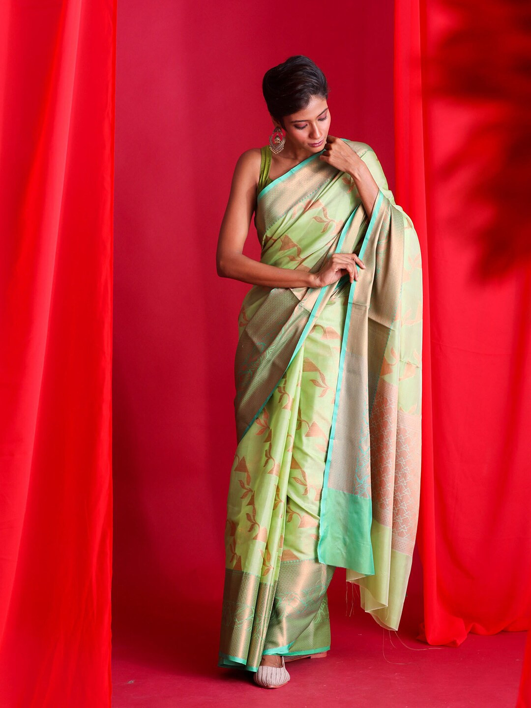 

BEATITUDE Green & Gold-Toned Ethnic Motifs Zari Silk Cotton Banarasi Saree