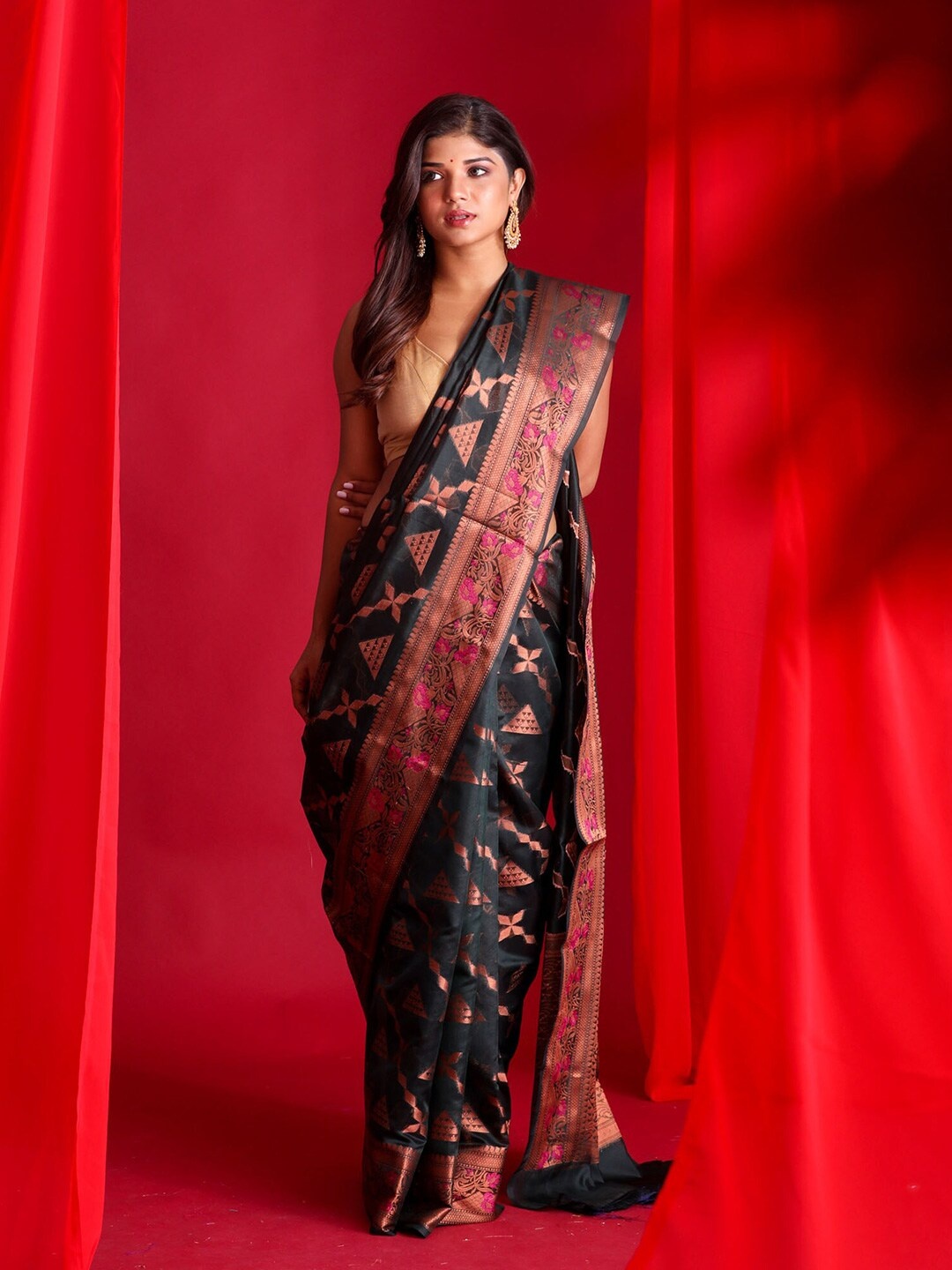 

BEATITUDE Black & Copper Woven Design Zari Silk Cotton Banarasi Saree