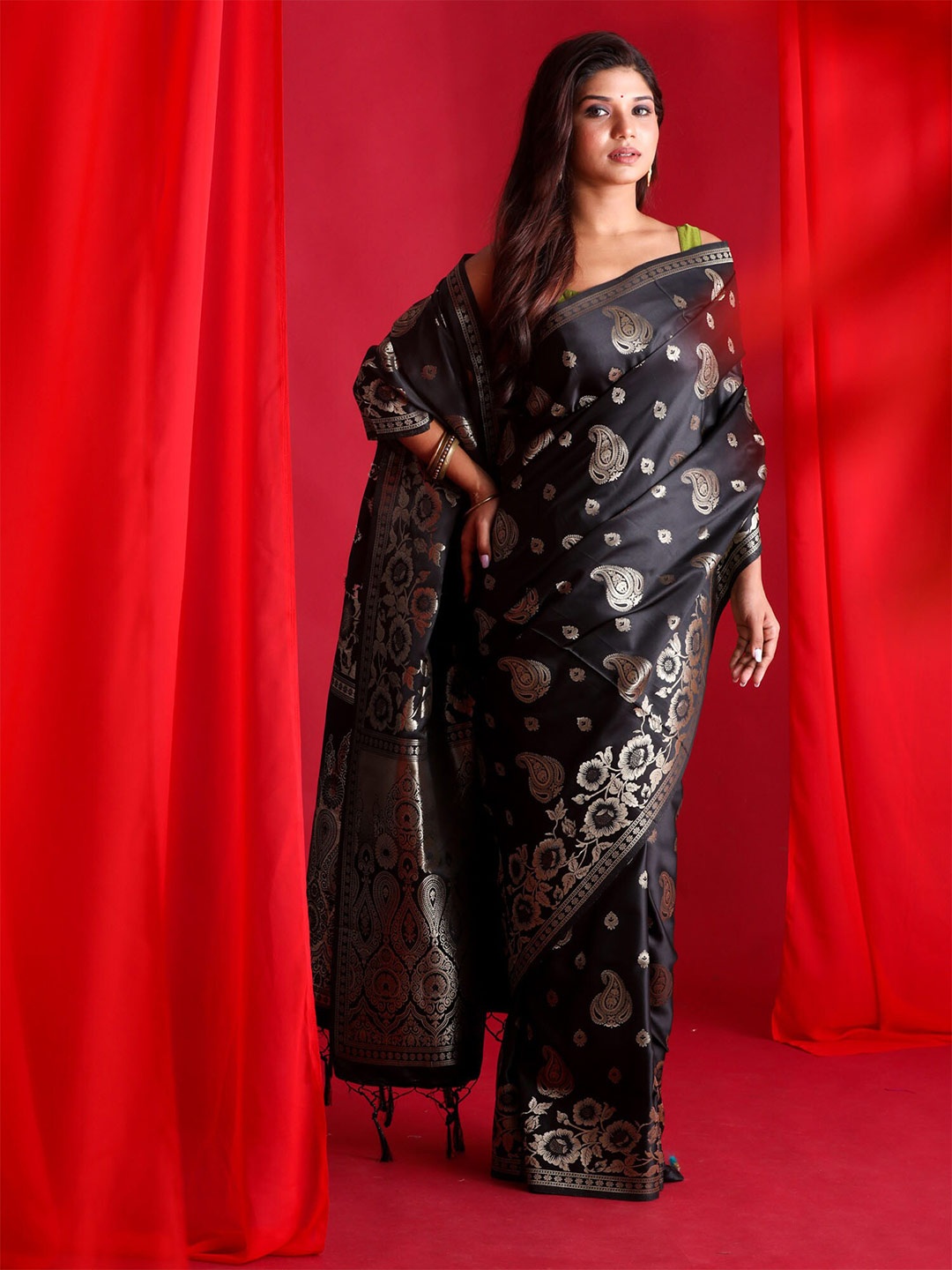 

BEATITUDE Black & Gold-Toned Paisley Zari Silk Blend Banarasi Saree