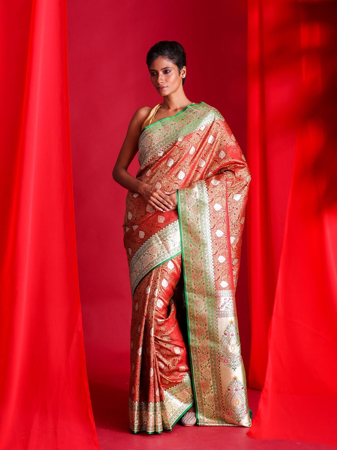 

BEATITUDE Red & Green Woven Design Zari Silk Blend Banarasi Saree