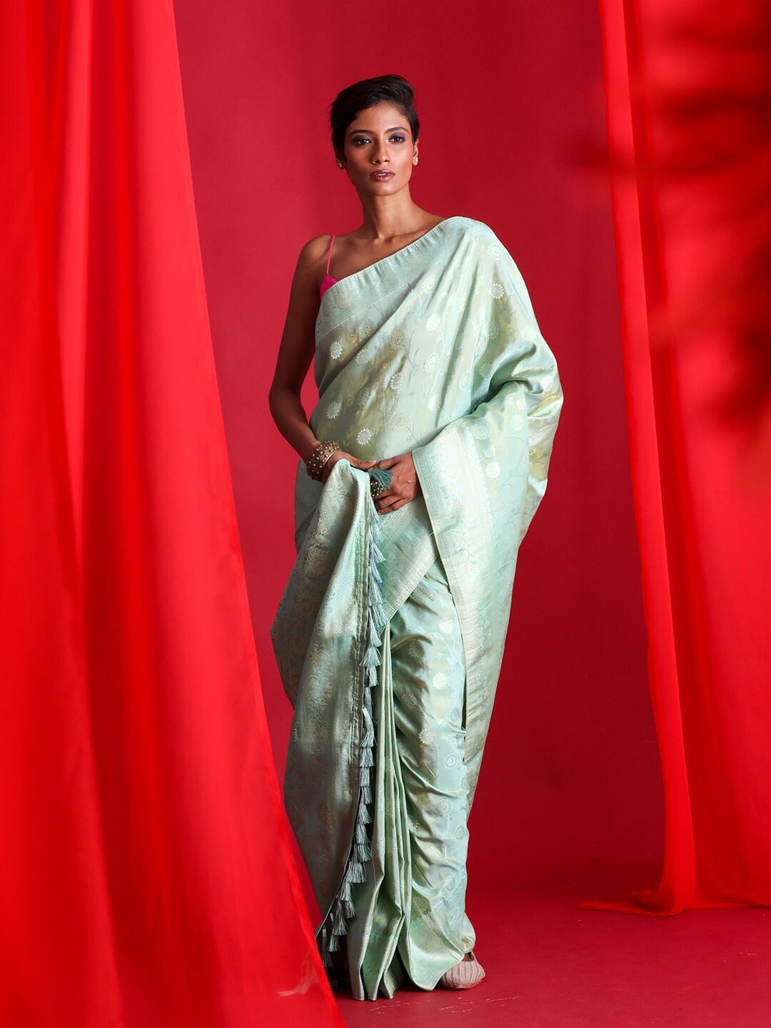 

BEATITUDE Green & Silver-Toned Ethnic Motifs Zari Banarasi Saree