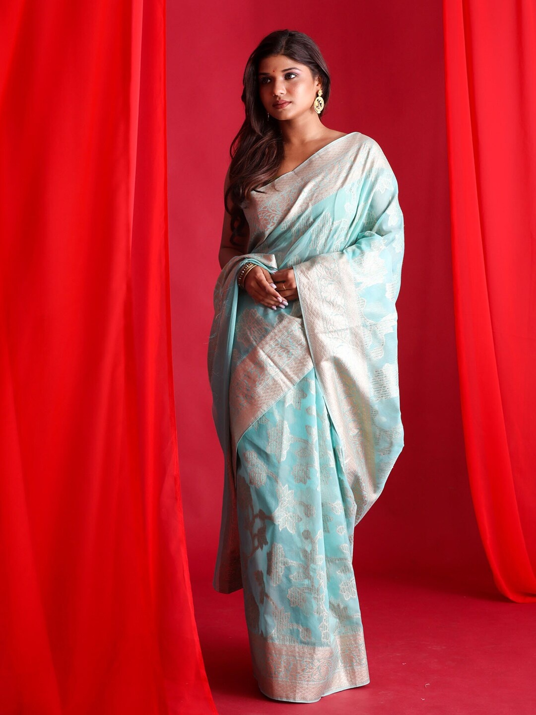 

BEATITUDE Blue & Silver-Toned Woven Design Zari Banarasi Saree