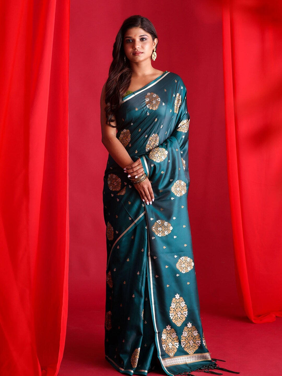 

BEATITUDE Teal & Gold-Toned Ethnic Motifs Zari Silk Blend Banarasi Saree