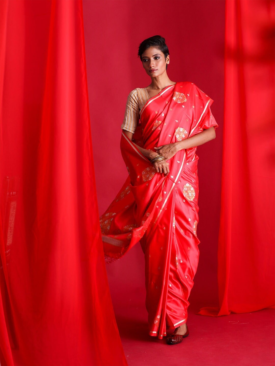 

BEATITUDE Red & Gold-Toned Ethnic Motifs Zari Silk Blend Banarasi Saree