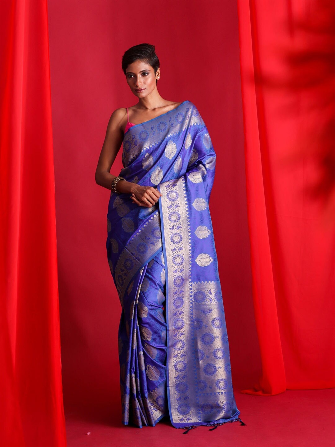 

BEATITUDE Blue & Gold-Toned Ethnic Motifs Zari Silk Blend Banarasi Saree