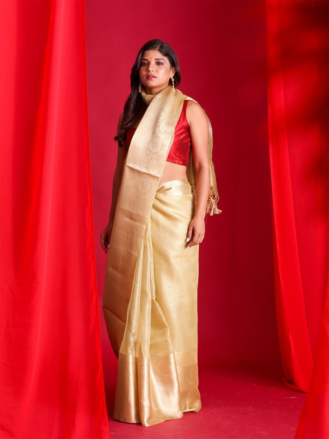 

BEATITUDE Gold-Toned & Green Woven Design Zari Tissue Banarasi Saree