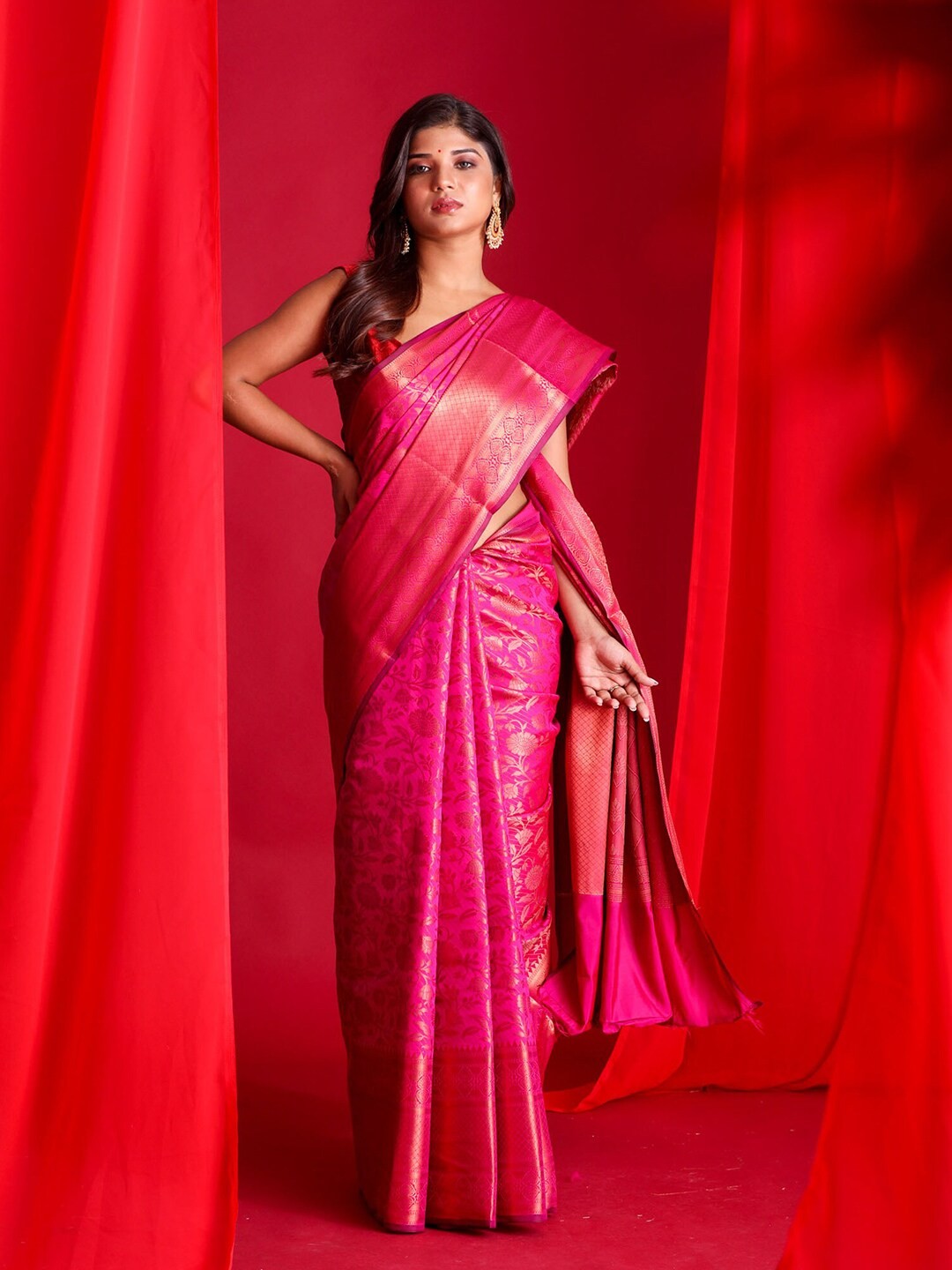 

BEATITUDE Pink & Gold-Toned Ethnic Motifs Zari Silk Blend Banarasi Saree