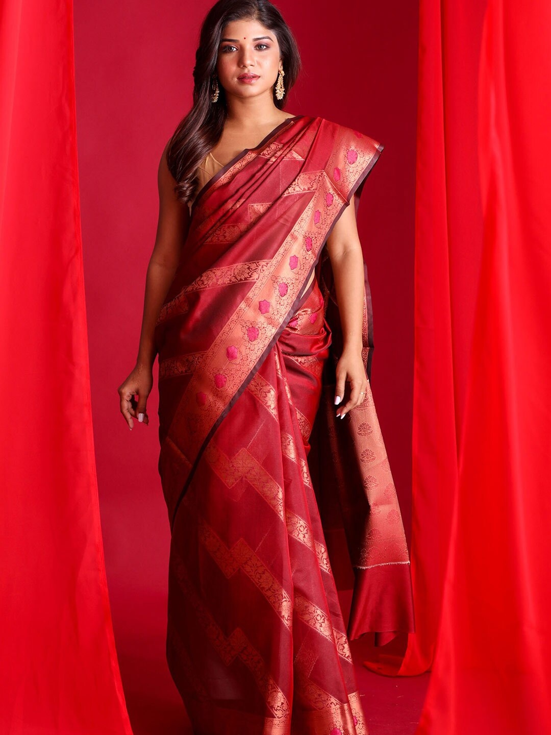 

BEATITUDE Red & Copper-Toned Woven Design Zari Silk Cotton Banarasi Saree