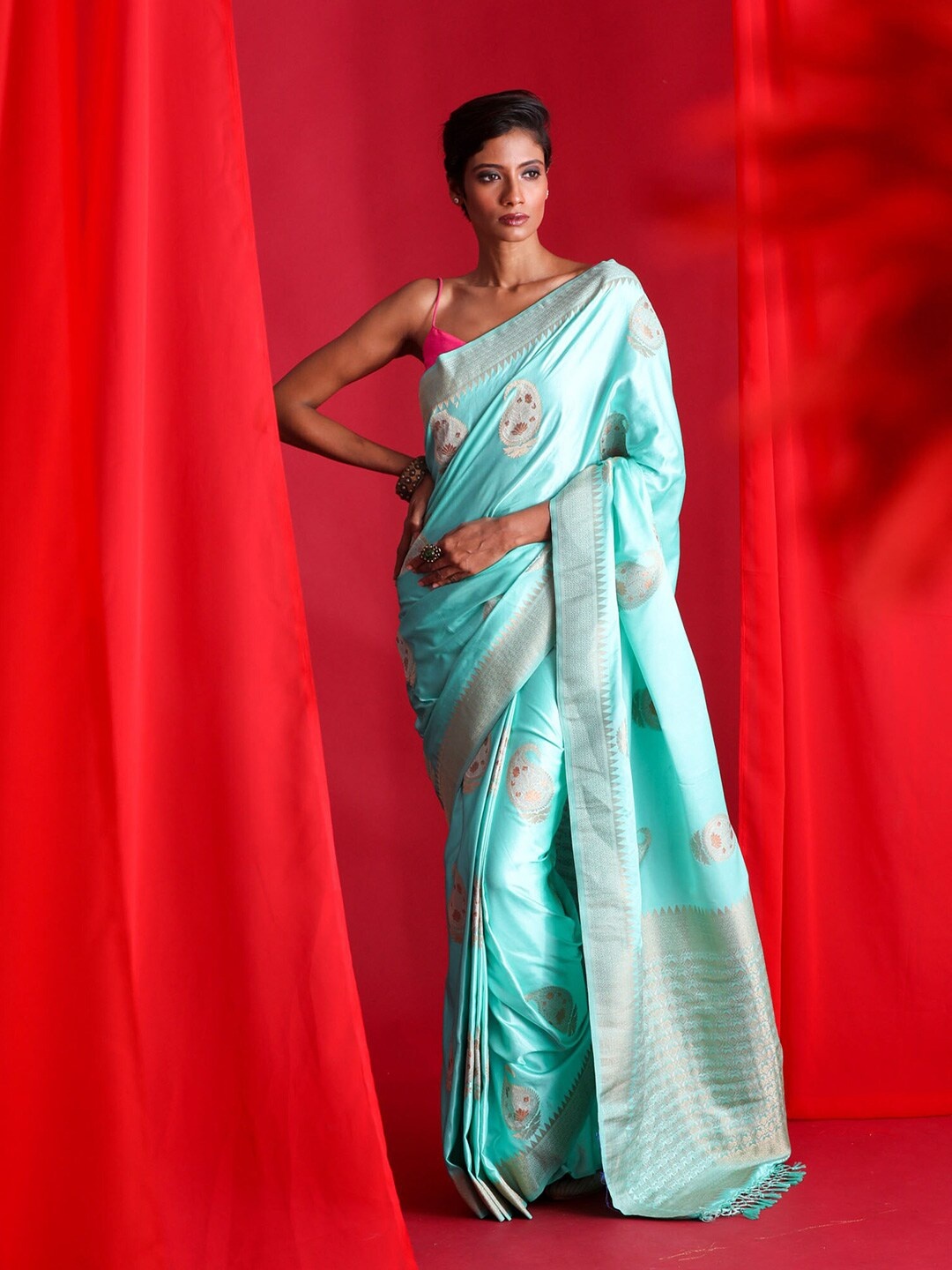 

BEATITUDE Blue & Silver-Toned Woven Design Zari Silk Blend Banarasi Saree