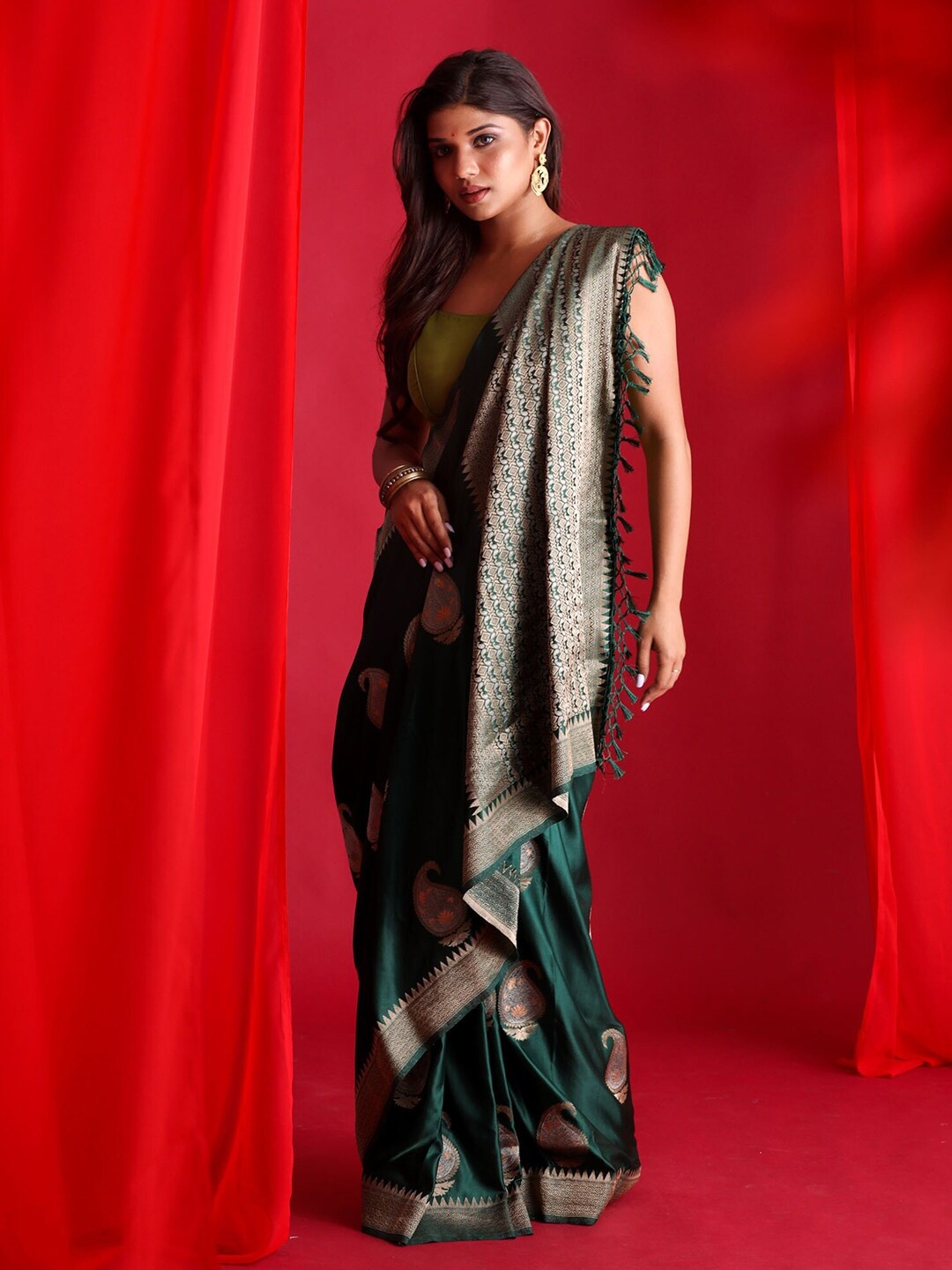 

BEATITUDE Green & Gold-Toned Woven Design Zari Silk Blend Banarasi Saree