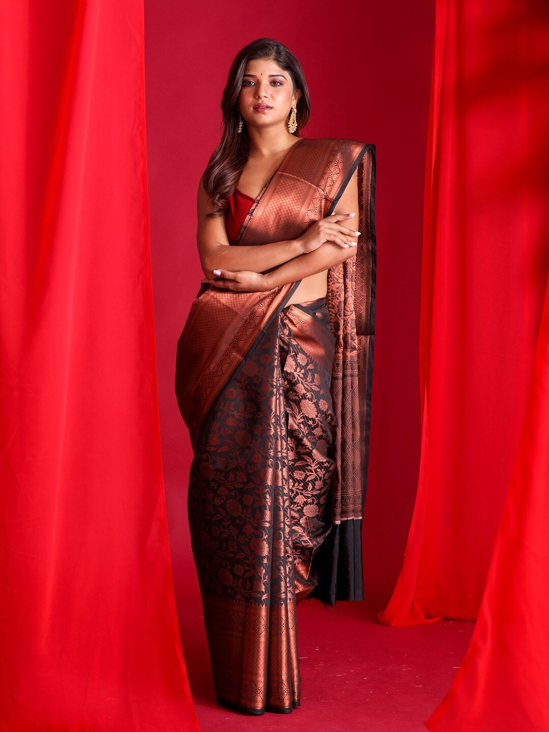 

BEATITUDE Black & Copper-Toned Floral Zari Silk Blend Banarasi Saree