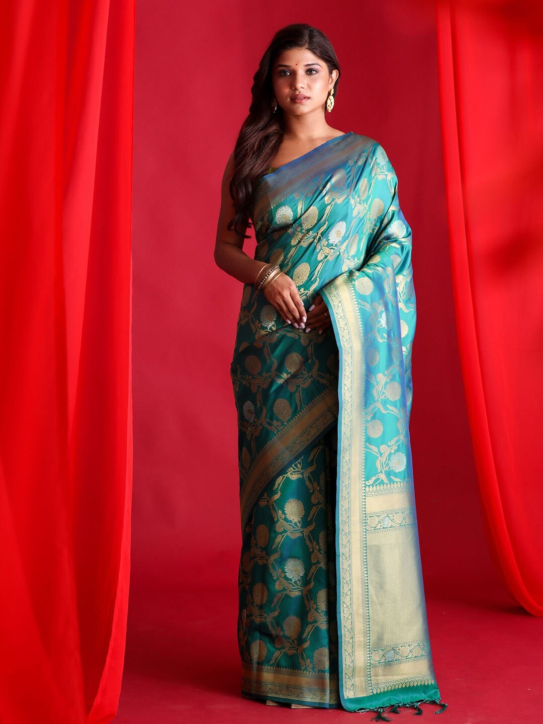 

BEATITUDE Green & Gold-Toned Floral Zari Silk Blend Banarasi Saree