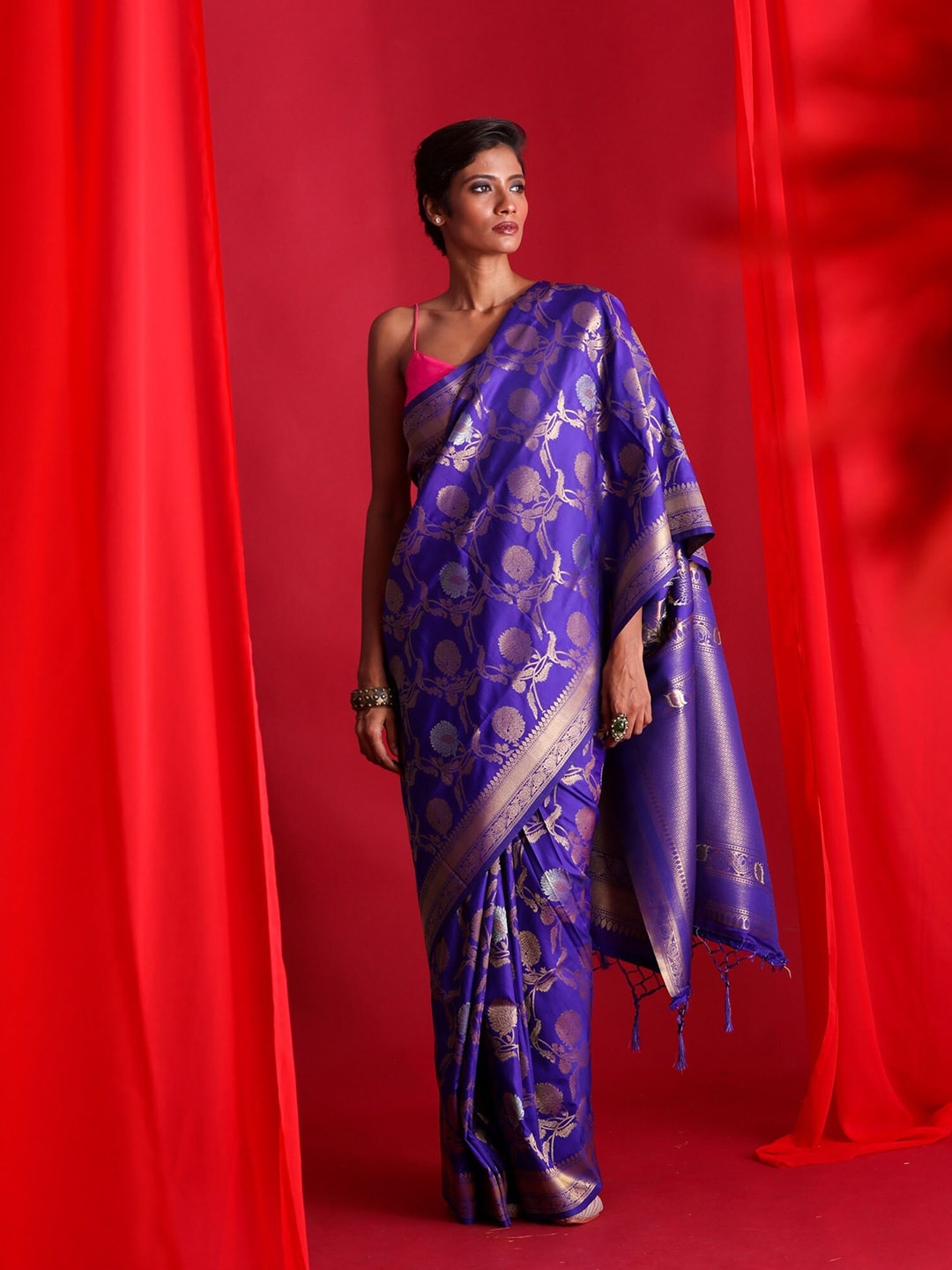 

BEATITUDE Blue & Gold-Toned Floral Zari Banarasi Saree