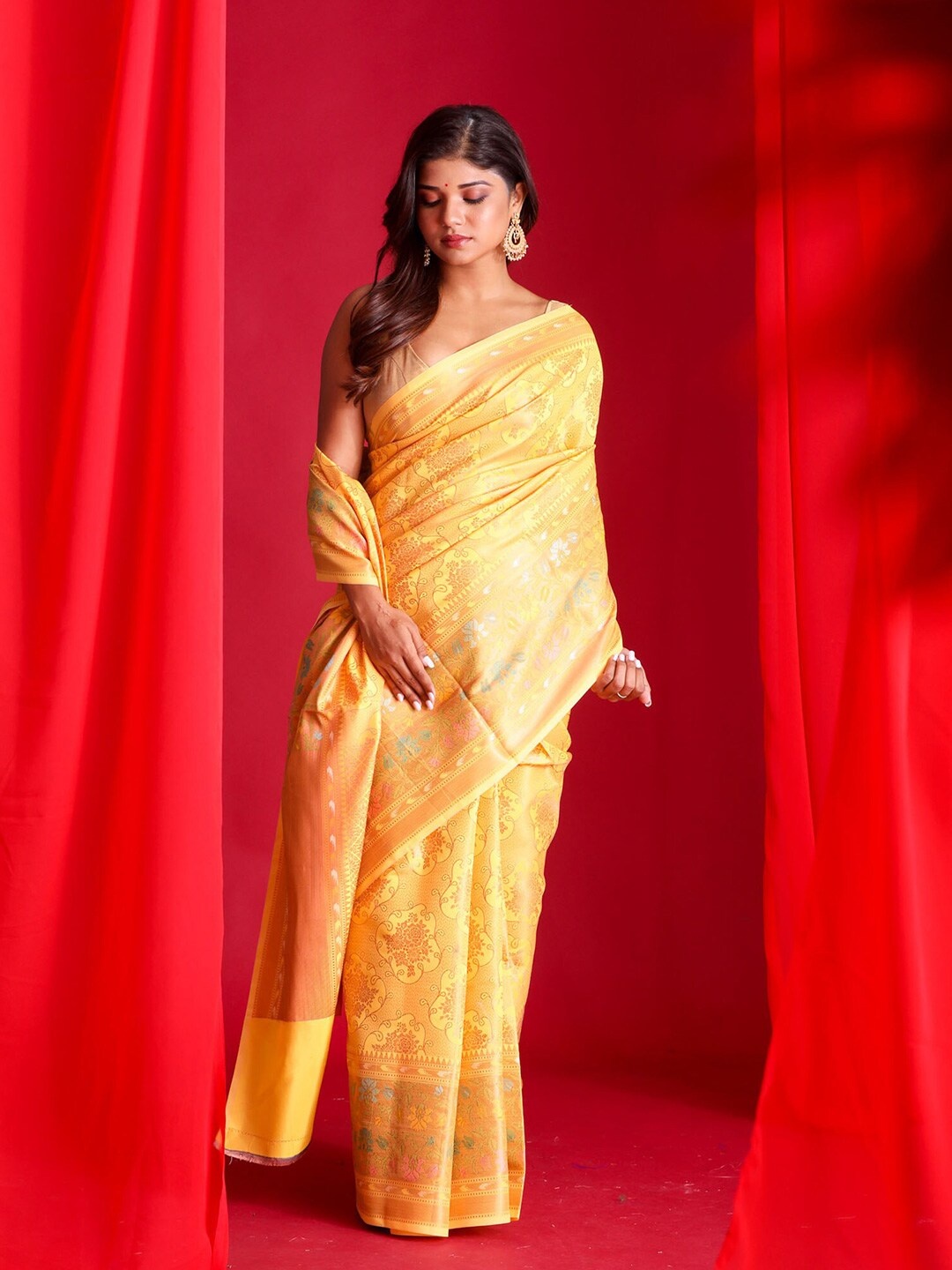 

BEATITUDE Yellow & Gold-Toned Woven Design Zari Linen Blend Banarasi Saree