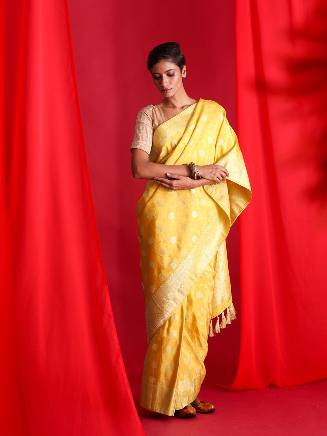 

BEATITUDE Yellow & Gold-Toned Woven Design Zari Banarasi Saree