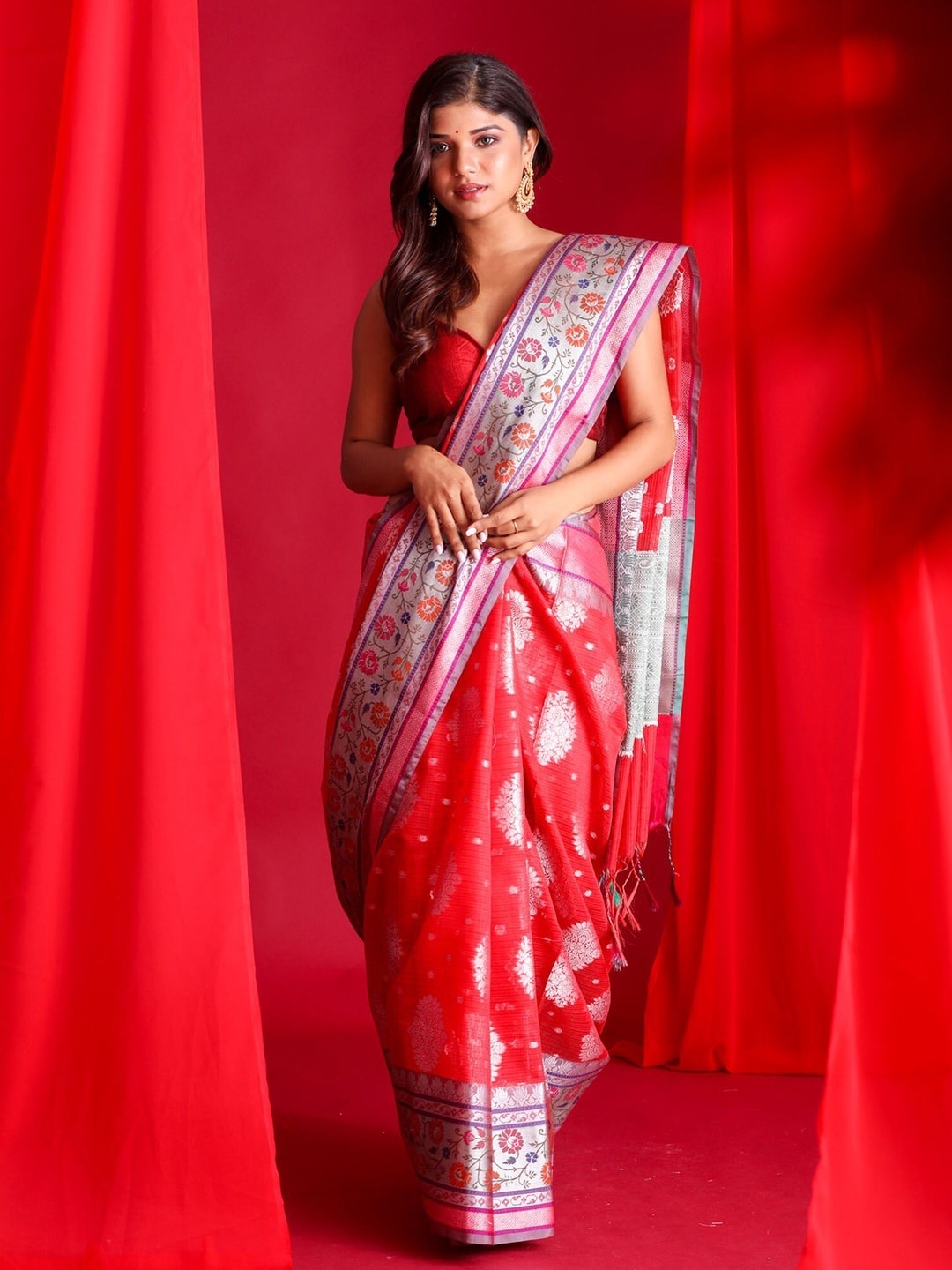 

BEATITUDE Red & Purple Ethnic Motifs Zari Silk Blend Banarasi Saree