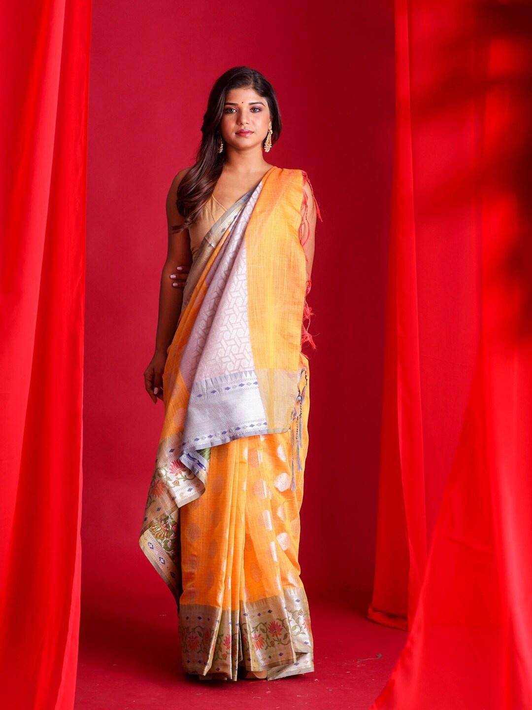 

BEATITUDE Yellow & Silver-Toned Ethnic Motifs Zari Silk Blend Banarasi Saree