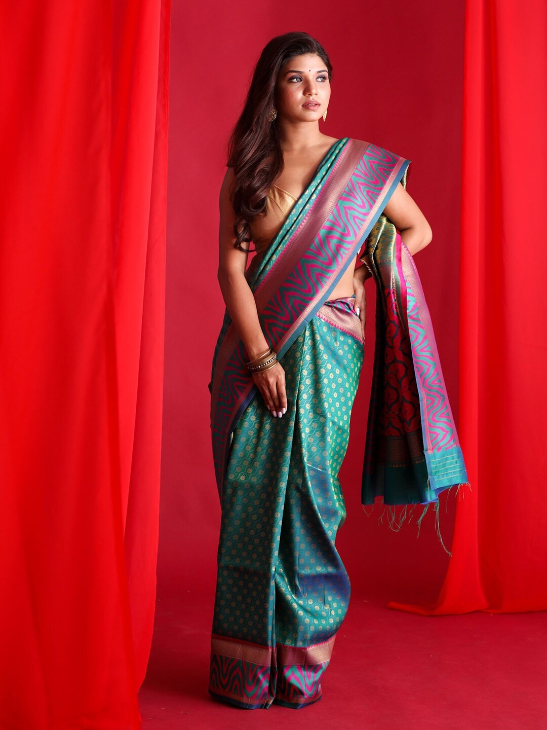 

BEATITUDE Green & Purple Ethnic Motifs Zari Silk Blend Banarasi Saree