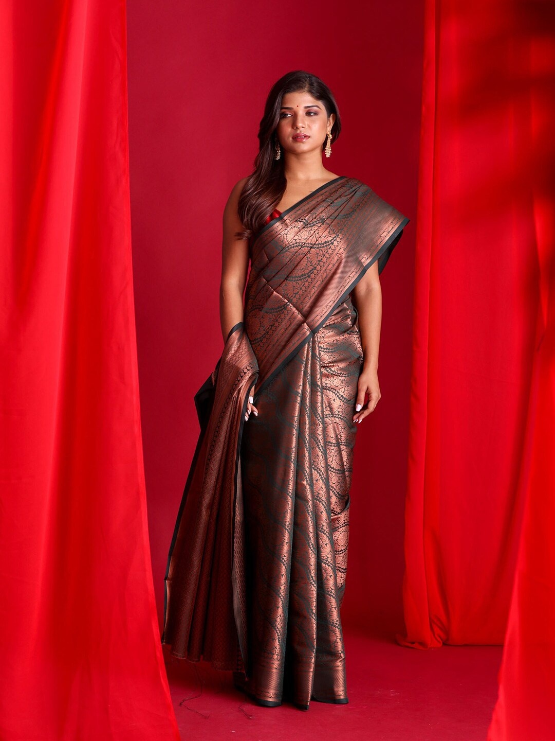 

BEATITUDE Green & Copper-Toned Ethnic Motifs Zari Brocade Banarasi Saree