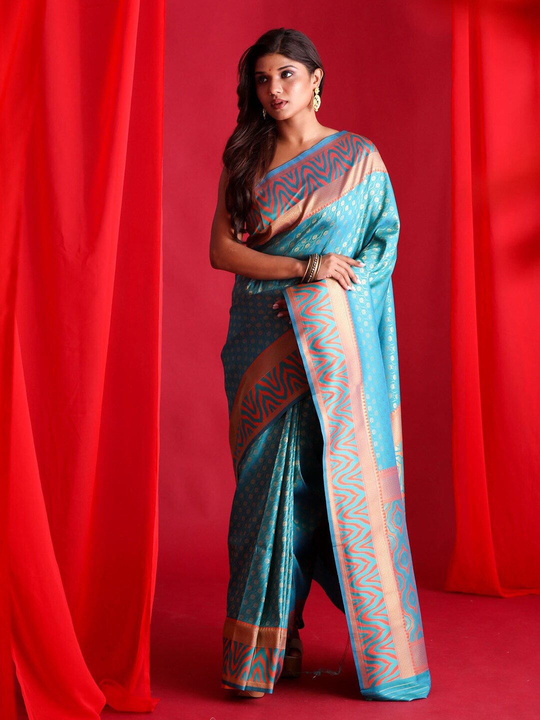 

BEATITUDE Blue & Gold-Toned Ethnic Motifs Zari Silk Blend Banarasi Saree
