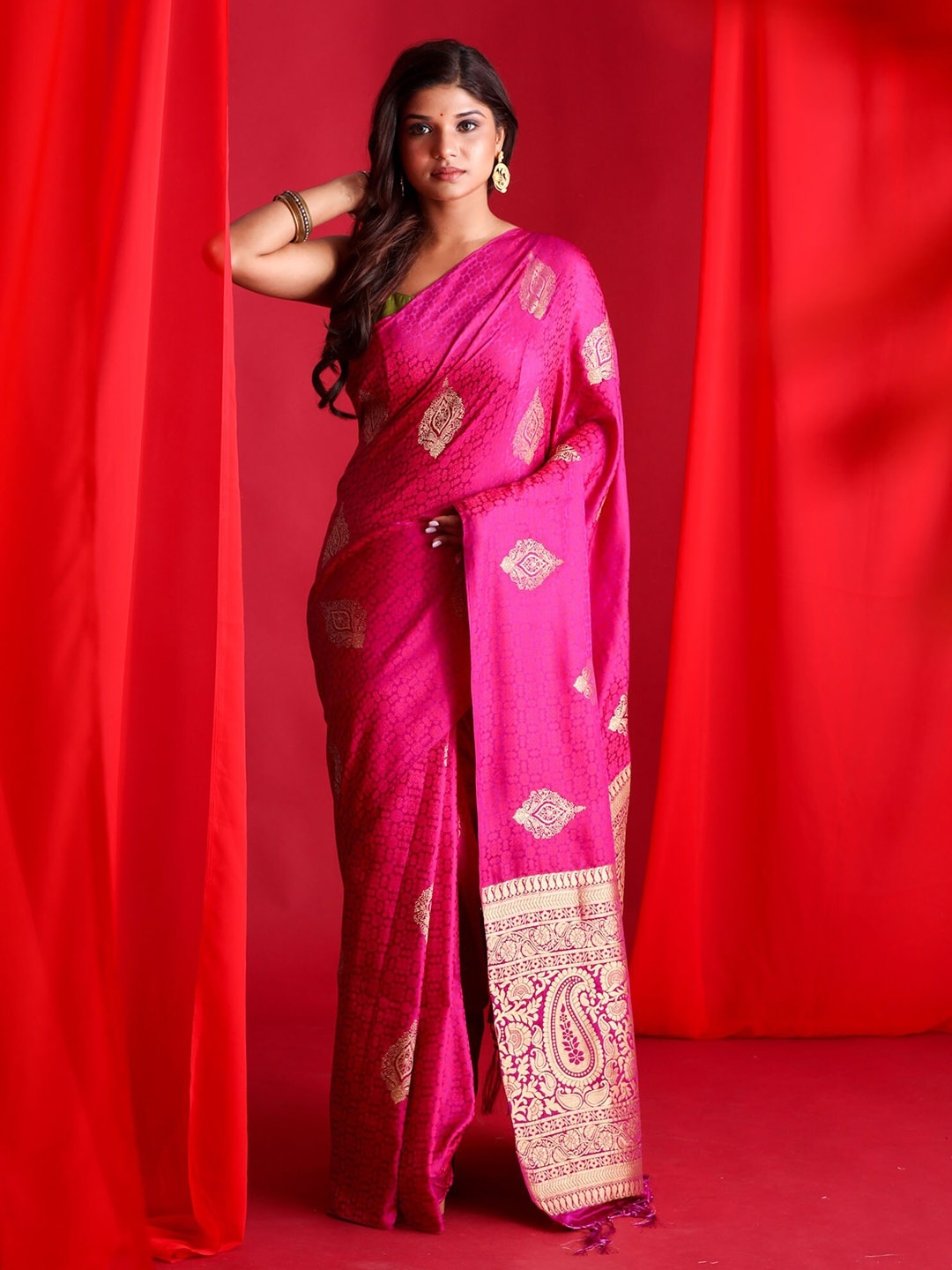 

BEATITUDE Pink & Gold-Toned Woven Design Zari Banarasi Saree