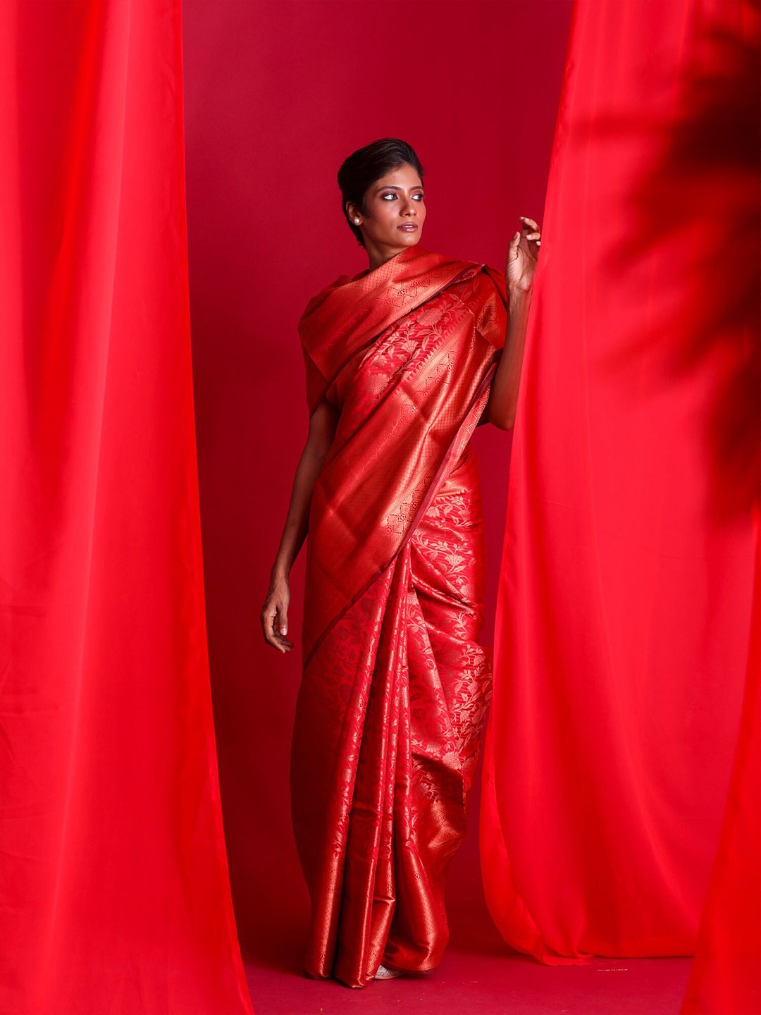 

BEATITUDE Red & Gold-Toned Woven Design Zari Linen Blend Banarasi Saree