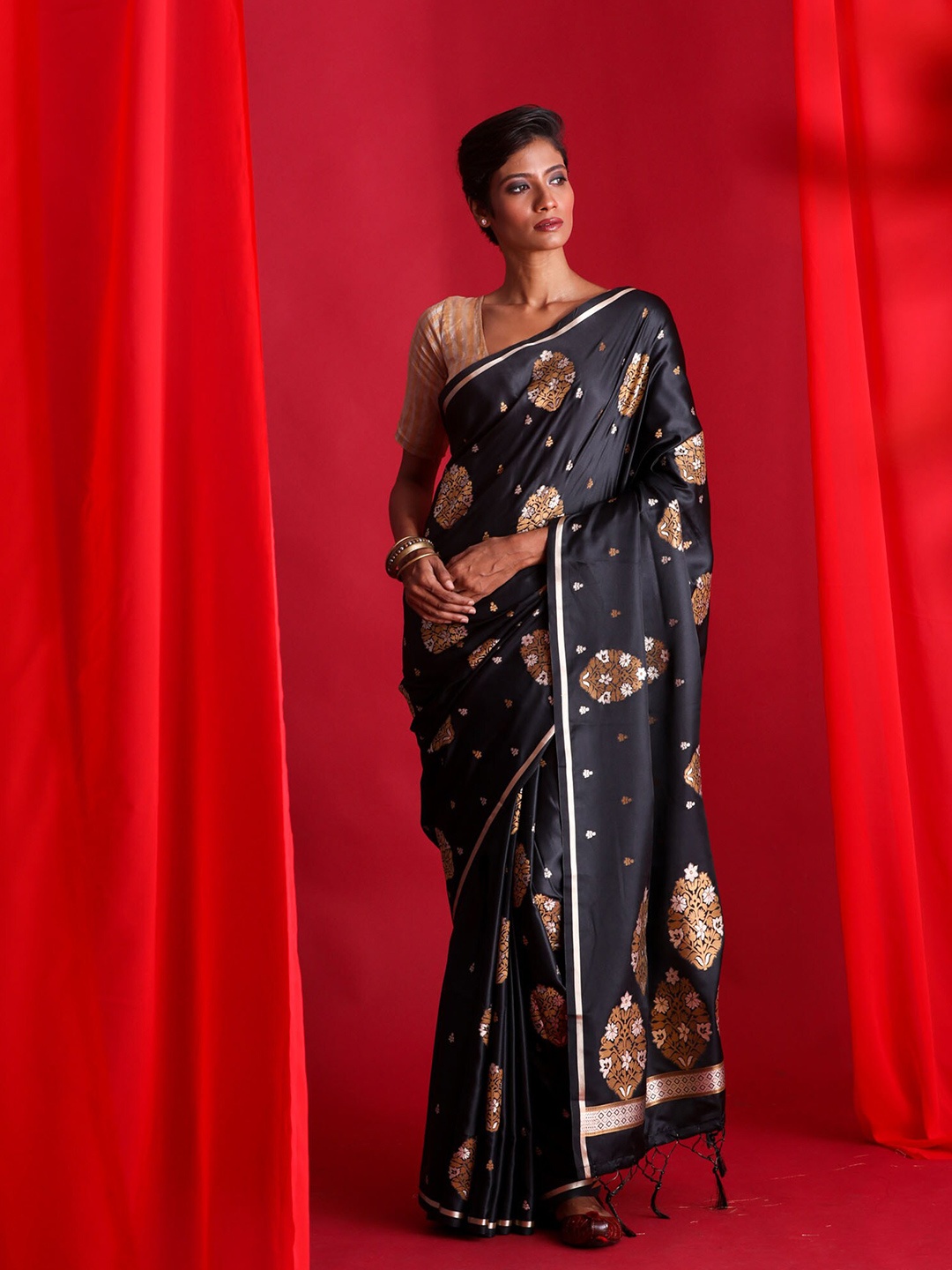 

BEATITUDE Black & Gold-Toned Ethnic Motifs Zari Silk Blend Banarasi Saree