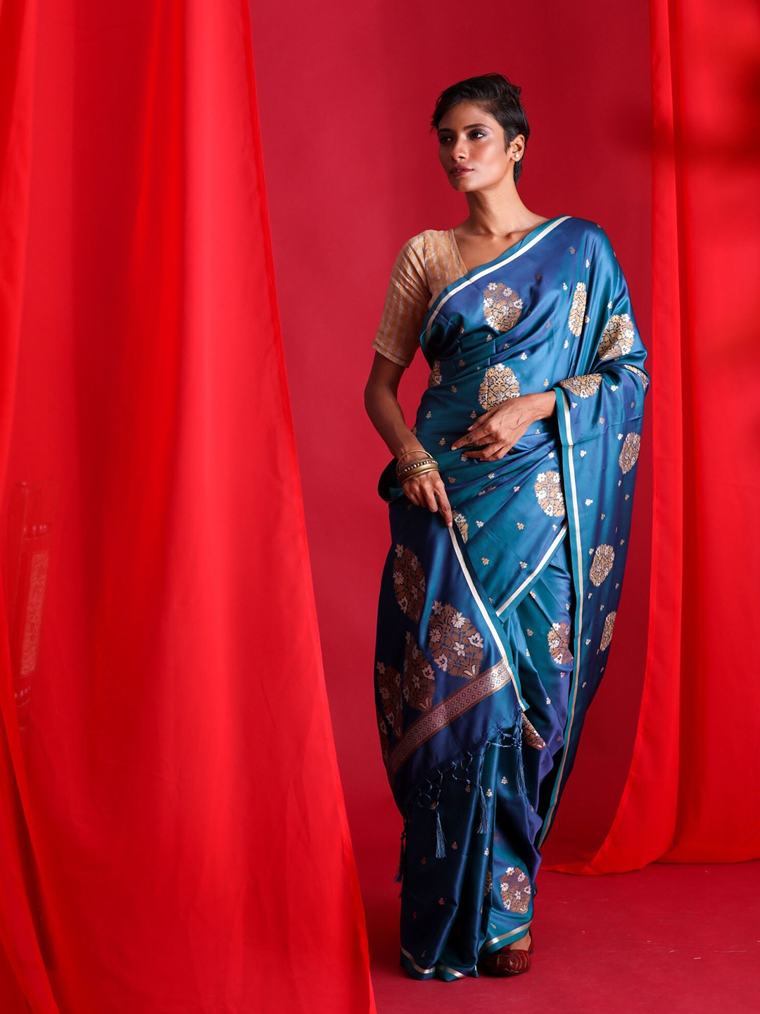 

BEATITUDE Blue & Gold-Toned Floral Zari Silk Blend Banarasi Saree