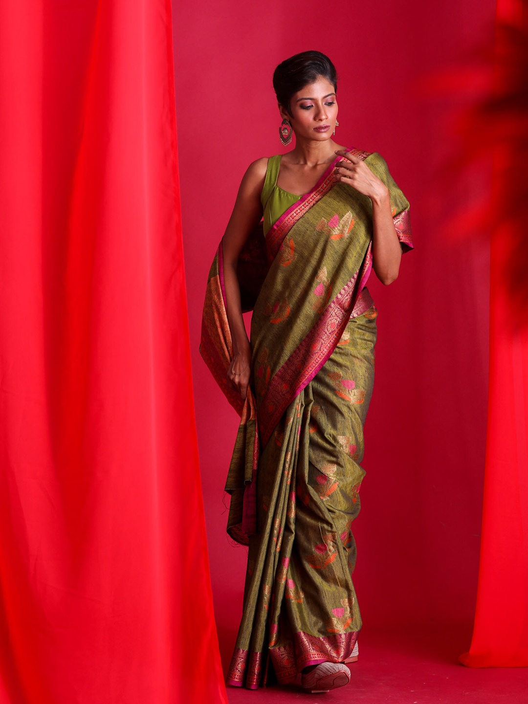 

BEATITUDE Olive Green & Pink Floral Zari Pure Silk Banarasi Saree
