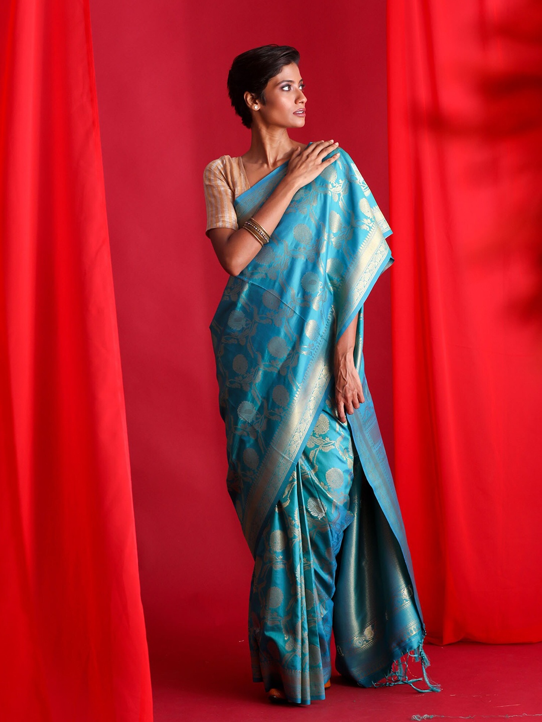 

BEATITUDE Blue & Gold-Toned Floral Zari Silk Blend Banarasi Saree