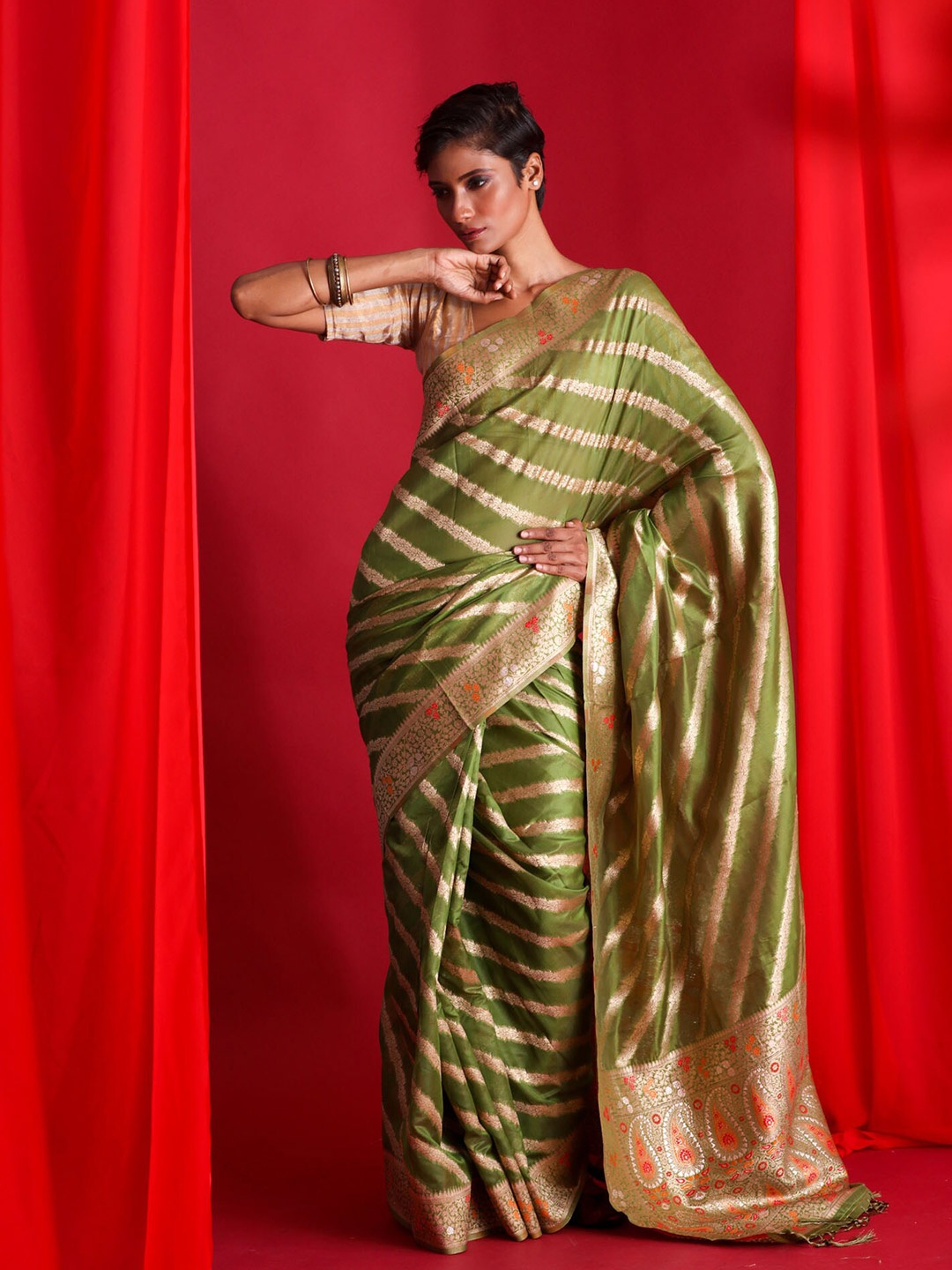 

BEATITUDE Green & Gold-Toned Woven Design Zari Organza Banarasi Saree