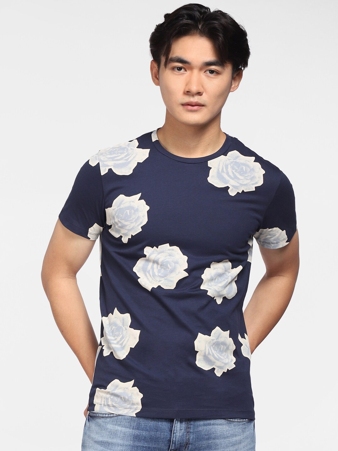 

Jack & Jones Men Blue & White Floral Printed Cotton Slim Fit T-shirt