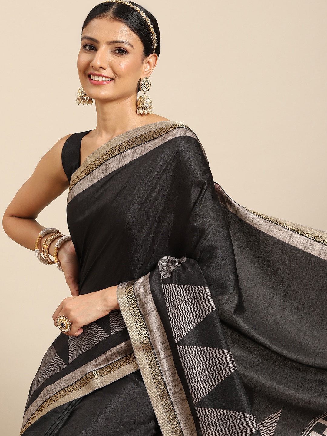 

Nimayaa Women Black & White Geometric Printed Saree