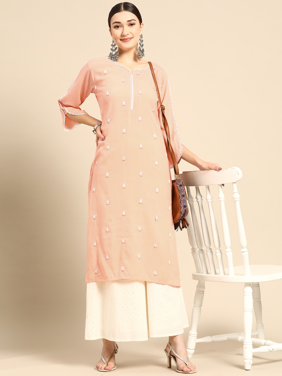 

Sangria Women Peach-Coloured & White Ethnic Motifs Embroidered Thread Work Kurta