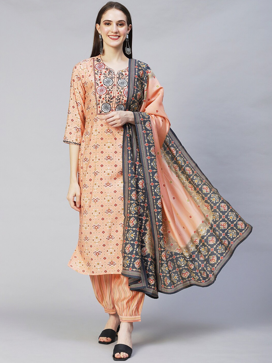 

FASHOR Women Peach & Black-Coloured Ethnic Motifs Printed Kurta with Trousers & Dupatta